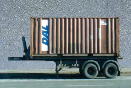 LKW-Anhaenger mit Container