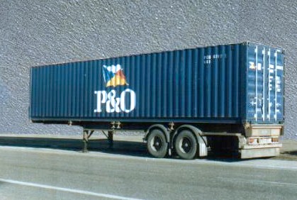 LKW-Anhaenger mit großem Container